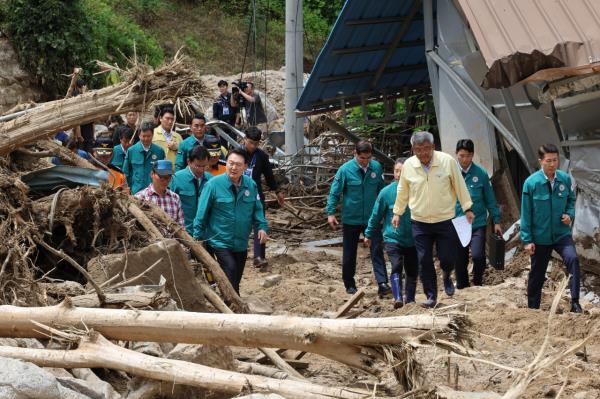 President Yoon Suk Yeol visits the landslide-stricken village of Beolbang-ri in Yecheon County, North Gyeongsang Province, on Monday. ongoing downpours have inflicted substantial casualties in the region, displacing an estimated 1,500 residents. Yecheon bore the brunt of the disaster with seven fatalities and nine individuals reported missing. (Yonhap)