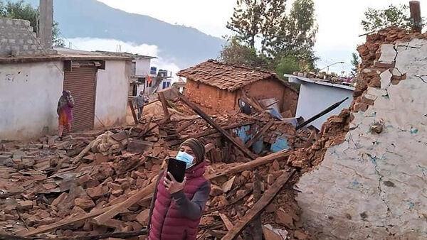 尼泊尔地震后数千人露宿街头，至少157人遇难