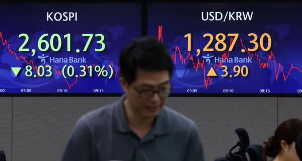 An electronic board showing the Korea Composite Stock Price Index at a dealing room of the Hana Bank headquarters in Seoul on Monday (Yonhap)