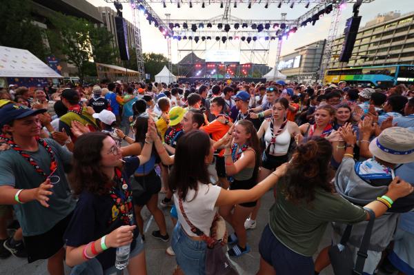 Participatns of the 2023 World Scout Jamboree take part in the 'Welcome to Seoul Dance Night' event held by Sejong Center for the Performing Arts at Gwanghwamun Square in Seoul on Wednesday evening. (Yonhap)