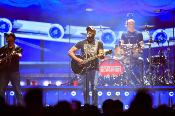 Darius Rucker performing.