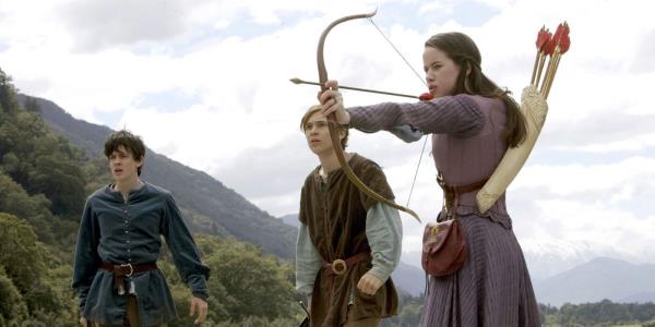 Susan, Edmund, and Peter Pevensie face someone in Chronicles of Narnia.